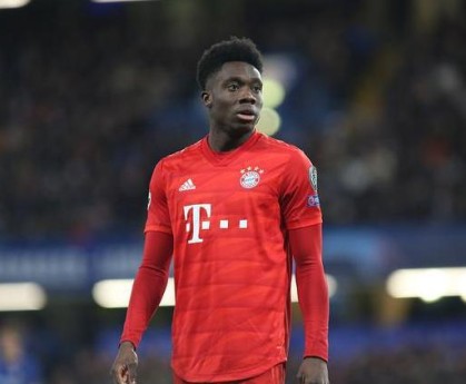  阿方索·戴维斯突破犀利，拜仁边路压制沃尔夫斯堡  