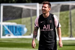  法兰克福主场球迷抗议俱乐部管理层决策引关注  