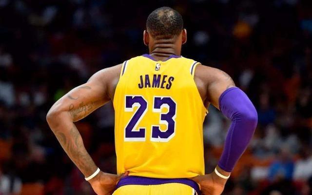  詹姆斯伤退湖人主场不敌太阳  