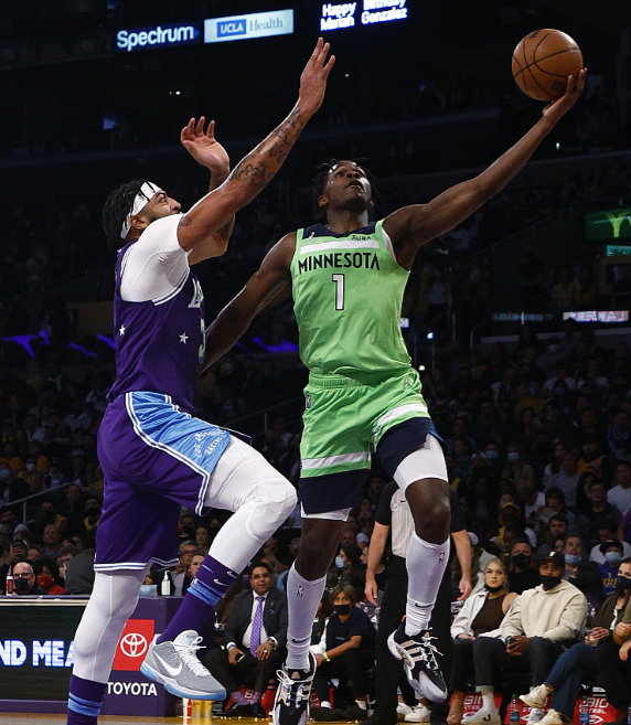  爱德华兹三分绝杀森林狼加时击败雷霆迎三连胜  